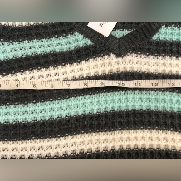 NWT Tri-Colored Pull Over Sweater from Rue21 Size Large - Picture 9 of 9